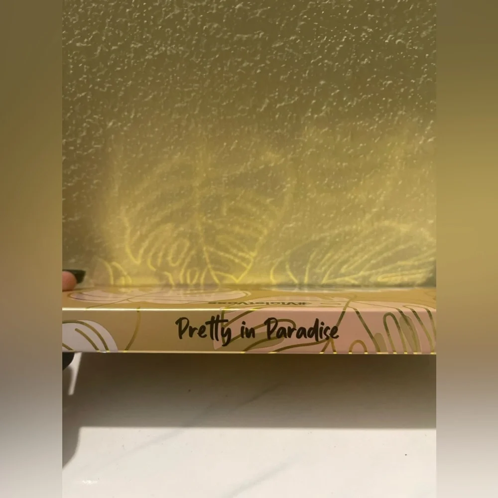 Violet Voss Pretty in paradise all in one face & eyeshadow palette